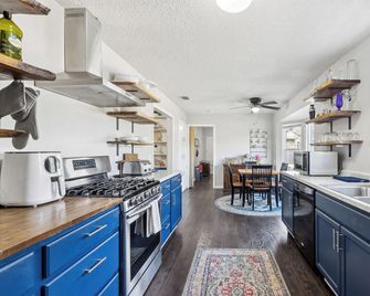Cozy Pet-Friendly Retreat, Seasonal Pool & Fireplace, Sleeps 10 - Cleburne - Kuchyň