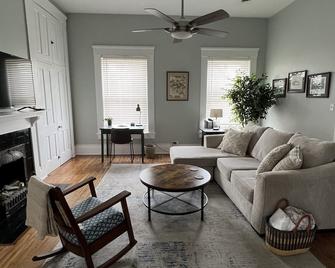 Historic Downtown Chillicothe 1840's Loft - Chillicothe - Living room