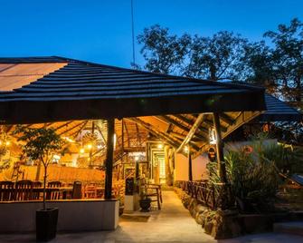 Pezulu Tree House Lodge - Mbabat