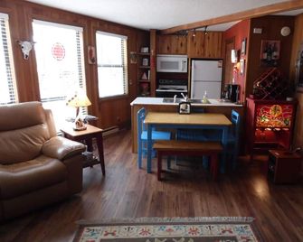 Redwood Commons First Floor Condo, Great Location, 1 and 1/2 blocks to Lift - Angel Fire - Living room