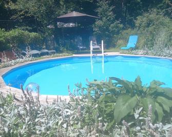 Bungalow with attached one bedroom gite.With Secluded Private Pool. Sleeps 8 - Brux - Piscina