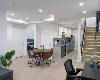 Design your stay: private suite, configurable rooms, minutes from shops. - Whitby - Dining room