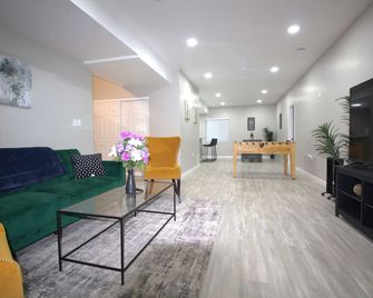 Cozy, spacious Two-bedroom Basement Apartment in peaceful neighborhood! - Aurora - Living room