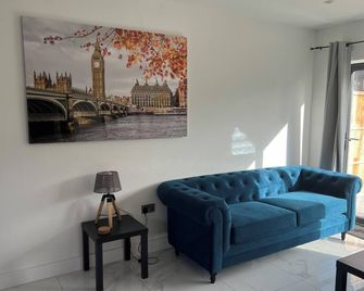 New Build-Free Parking-EV charging-3 Bedrooms-3 showers - Cheshunt - Вітальня