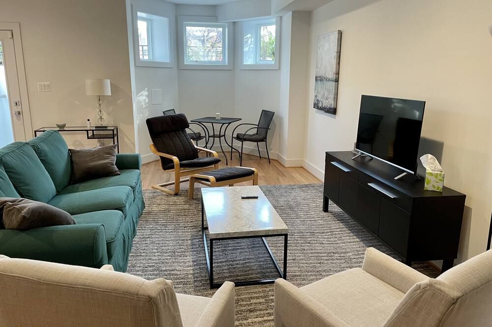 New 2 BR APT: amazing location, spotless, free private parking. - واشنطن د.ك. - غرفة معيشة
