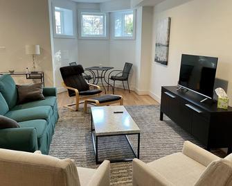 New 2 BR APT: amazing location, spotless, free private parking. - واشنطن د.ك. - غرفة معيشة