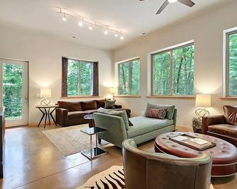 Trails End Retreat | Contemporary Asheville Home with Firepit & Hot Tub - Asheville - Wohnzimmer