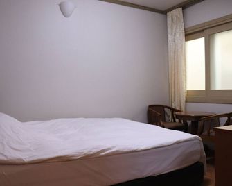 Orasung Motel - Jeju City - Bedroom