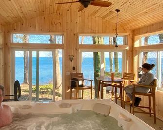 Lakefront Oak Cottage Hot Tub & Fire Pit - Sodus