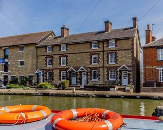 3 Canalside Cottages - Towcester - Building