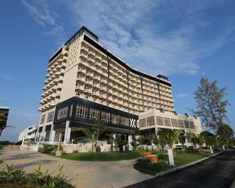 애메랄드 리조트 호텔 데사루 - 텔룩 라무니아 - 건물