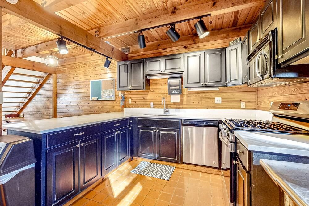 Spacious Black Mountain cabin with game room, wood fireplace, firepit, & W/D - Black Mountain - Kitchen