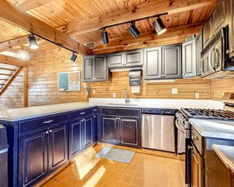 Spacious Black Mountain cabin with game room, wood fireplace, firepit, & W/D - Black Mountain - Küche