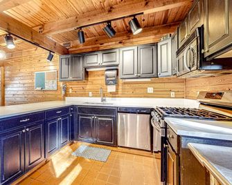 Spacious Black Mountain cabin with game room, wood fireplace, firepit, & W/D - Black Mountain - Kitchen