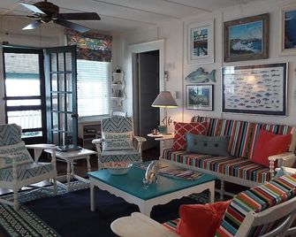 Breathtaking Views. Waterfront, Private Pier, Boat Dock, Free Wifi, Parking,ac - Wrightsville Beach - Living room