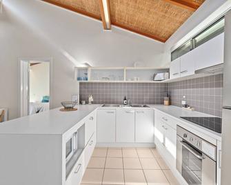 Nautilus Beach Resort by Charlesworth - Sapphire Beach - Cocina