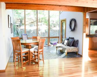 Stunning Cabin Rental with a Hot Tub Overlooking Fishing Creek near Sproul State Forest, Pennsylvania - Mill Hall - Dining room