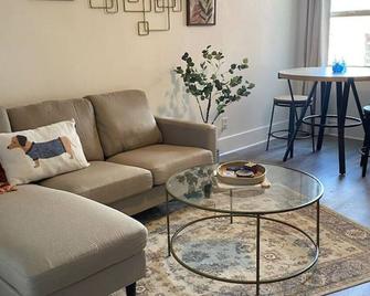 Downtown Vibes at The George 316 - Klamath Falls - Living room
