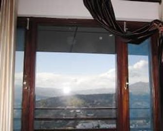 Hotel Himadri - Almora - Balcony