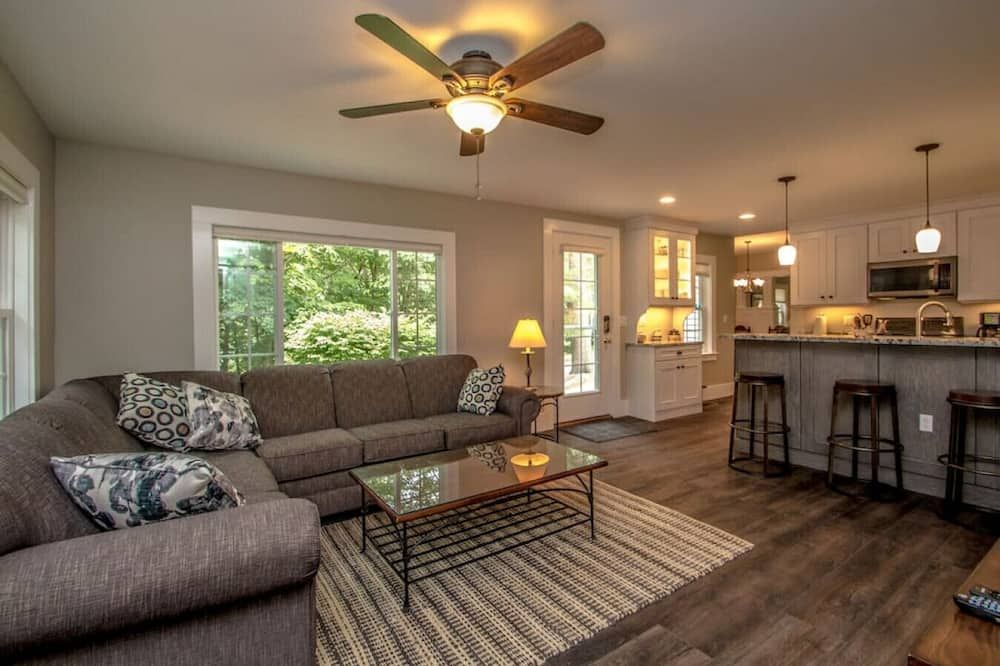 Downtown North Conway Village House - North Conway - Living room