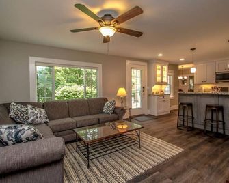 Downtown North Conway Village House - North Conway - Living room
