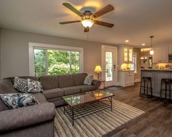 Downtown North Conway Village House - North Conway - Living room