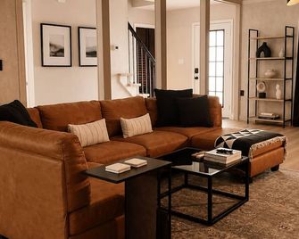 Cozy 4-bedroom house in beautiful Peachtree City with WiFi, AC. - Peachtree City - Wohnzimmer