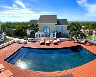 Fenced Property, Near all Beaches, Pool, Hot Tub, Sundeck, Firepit, Grill, Wi-Fi - Governor’s Harbour - Pool