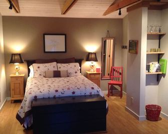 Peaceful waterfront cottage, close to town! - Friday Harbor - Bedroom