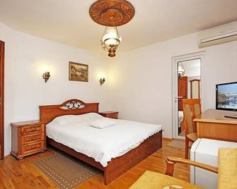 Family Hotel Varosha 2003 - Lovech - Bedroom