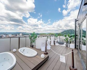 وات هوتل آند سبا هيدا تاكاياما - تاكاياما - شرفة