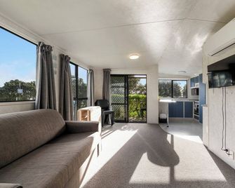 Fitzroy Beach Holiday Park - New Plymouth - Pokój dzienny