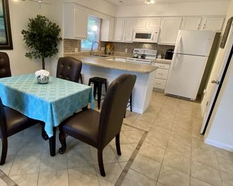 Condo in Excellent Location! - Greenville - Essbereich