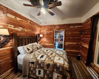 Log Cabin Inn - Eureka Springs - Bedroom