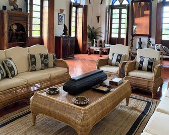 Villa Lou Goa Heritage Portuguese House 1903 With Pool - Guirim - Lounge
