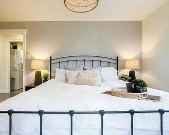 Huron Time - King bed! Beautifully styled! - Bayfield - Bedroom