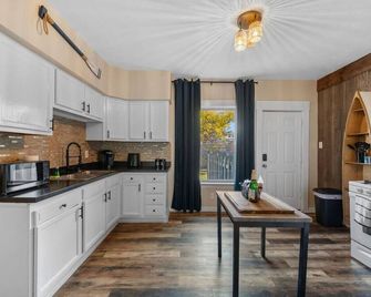 Gamer's Paradise Duplex | Themed | Sleeps 13 - Cleveland - Cocina