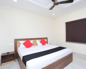 Hotel Adish - Cuttack - Bedroom
