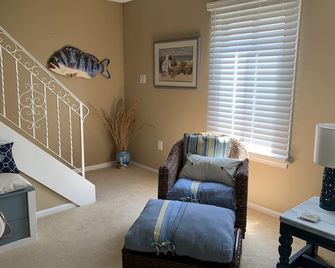 Spacious Townhouse in an Unbeatable Location - Margate City - Living room