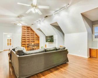 Atlanta Escape Stunning 5BR with Dream Pool - Conyers