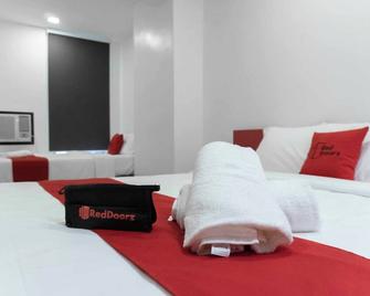 RedDoorz Plus At MM Hotel Las Pinas Former RedDoorz Plus Near Bamboo Organ - Las Piñas