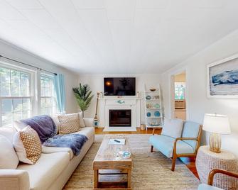 Downtown Seaside Serenity Retreat - Hyannis - Living room