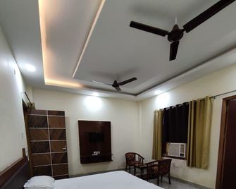Spot On Shiv Shakti Resort - Raebareli - Bedroom