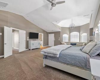 Sunset Cove at Zion Canyon 6BR 6BA Pool w/ Waterfall, Hot Tub, Sauna, Gym - Hildale - Habitación