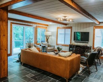Enjoy The Peace & Quiet Of Beautiful Nashville, Indiana. - Nashville - Huiskamer
