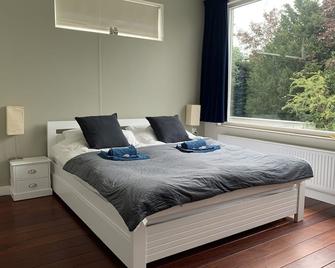 Villa Cosy Central incl Jacuzzi Near trainstation, beach and city - Heemstede - Bedroom