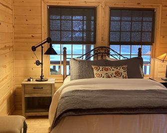 Luxury 5-star Cabin--Perfect family/couples retreat. Walkable lake/ heated pool! - Saugatuck - Bedroom