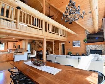 Golden Bear Lodge Buy 2 get 1 Free - Baraboo - Рецепція