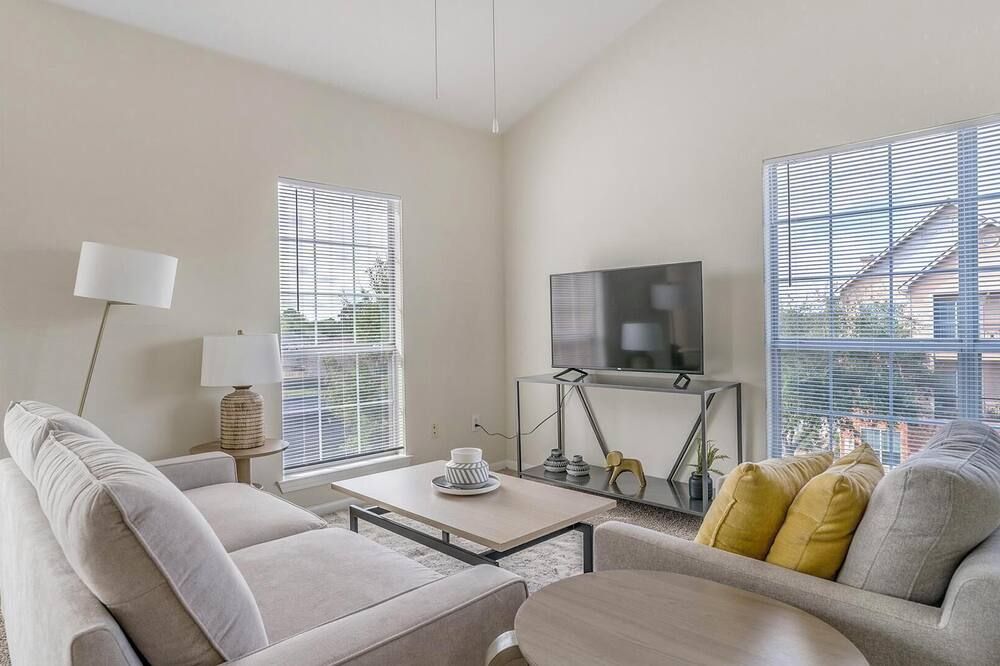 Landing | Incredible 2bd, Clubhouse, Game Room - Houston - Sala