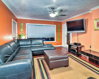 Downtown Anchorage Home, 1 Block to Coastal Trail! - Anchorage - Living room